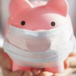 Tirelire cochon avec un masque