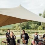 Un groupe de musique en plein air