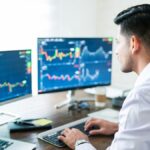 Un homme devant une plateforme de trading