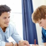 Un homme fait un cours de soutien scolaire