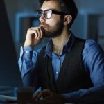 Un homme sur son ordinateur dans le noir
