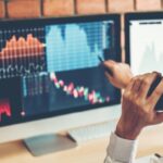 Un homme trader au telephone