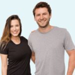 Un hommet une femme avec tee shirt simples