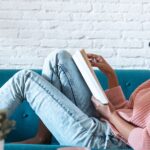 Une femme en train de lire un livre