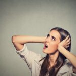 Une femme genee par du bruit