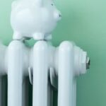 Une tirelire sur un radiateur