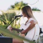 chanteuse qui joue de la guitare