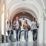 étudiants qui marchent dans un couloir