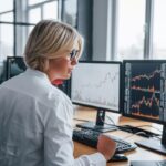 une femme trade sur une plateforme