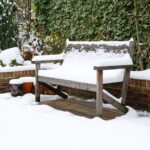 Banc en bois sous la neige