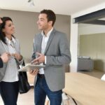 Couple en visite avec un agent immobilier