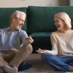 Couple senior en position yoga