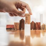 Des maisons miniatures en bois