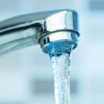 Eau qui coule d&rsquo;un robinet