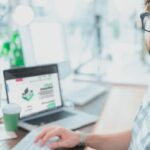Homme bourse en ligne
