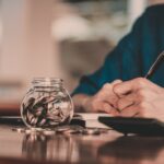 Homme prend des notes et des pièces