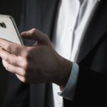Homme sur smartphone