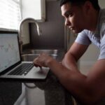 Homme utilise une plateforme bourse