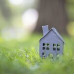 Maison miniature dans l’herbe