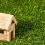 Maison miniature en bois dans l&rsquo;herbe