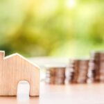 Maison miniature en bois devant de spièces