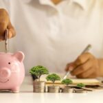 Mettre un billet dans une tirelire