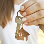 Une femme avec les clés d&rsquo;une maison