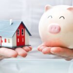 Une tirelire et une maison miniature