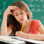 adolescente qui fait ses devoirs en classe