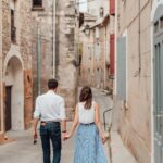 couple qui marche dans les rues de Montpellier