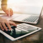 homme qui analyse des données sur tablette