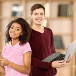 jeunes avec ordinateur