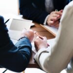 personnes qui travaillent avec un courtier