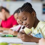 petite fille qui fait ses devoirs