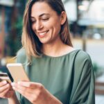 Femme avec smartphone et carte bancaire
