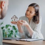 Femme montre à un homme une mini maison