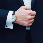 Homme costard montre