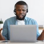 Homme perdu devant son PC