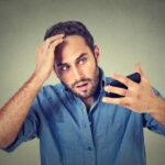 Homme se regarde dans la téléphone