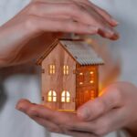 Mini_maison_allume_dans_les_mains