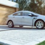 Une voiture electrique en charge