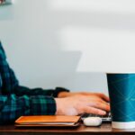 bureau ordinateur café