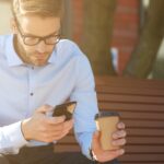 entrepreneur qui regarde son smartphone