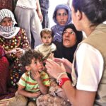 femme en mission humanitaire