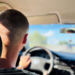 jeune conducteur au volant