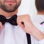 marié qui ajuste son noeud papillon