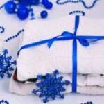 vêtements entourés d’un ruban bleu