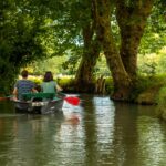 couple sur une barque dans le marais poitevin