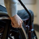 senior en fauteuil roulant