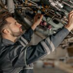 technicien helpdesk qui travaille sur une machine
